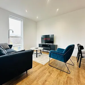 Spacious Close To Major Station *