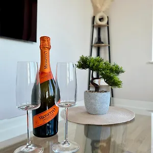 Exclusive 2 Bed Prime Location & Easy Transport *