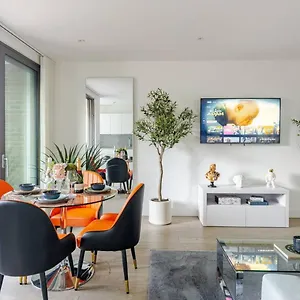 Luxurious 5 Mins To & Train Station Apartment *