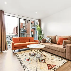 Apartment Modern 2 Bed 2 Bath Flat With Balcony Surrey Quays *