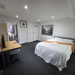 Spacious 3-bedroom Near Stratford, 1 Minute From Train Station London