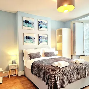 Spacious 2 Bedroom-3 Mins Walk Tube, Hospital, Queen Mary Uni *
