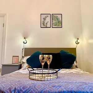 Guest house Stunning Double With Own Bathroom *