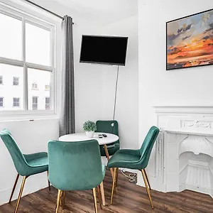 Tower Bridge Apartment