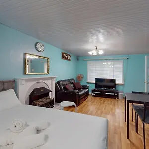 Spacious With Easy Access To The Centre *
