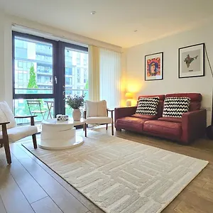 Athera - Festival Quarter, Canary Wharf 2 Bed, 2 Bath With Balcony And Gym Facility Apartment *