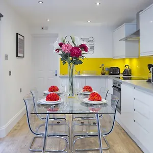 Charming Tower Bridge Apartment *
