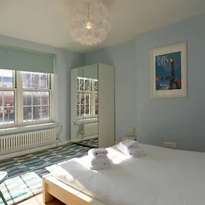 Riverside Cutty Sark 2bd Retreat Apartment London
