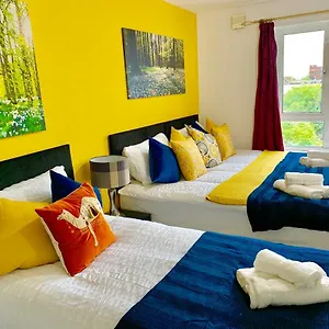 2 Bedrooms Modern Apartment, Lounge, Full Kitchen, Balcony, 5 Minutes Stratford Station Apartment London