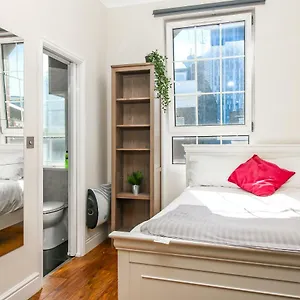 Private En-suite @ Liverpool Street, Brick Ln Guest house 3*