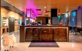 Moxy London Excel Hotel Exterior photo