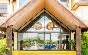 Chessington Safari Hotel Exterior photo