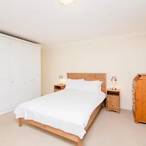 Oyo 140 Meridian Place London