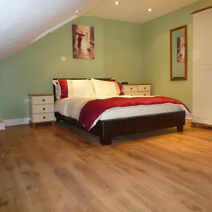 Three Bedroom Flat, Camborne Avenue W13 London