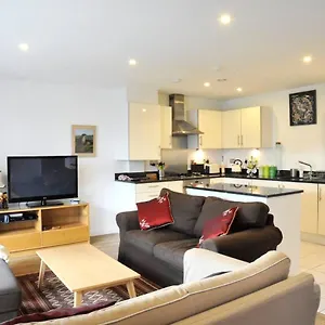 Wonderful, Bright Greenwich Sleeps 7 !