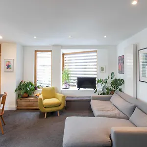 Apartment Spacious 2-bedroom Flat With Waterside Views