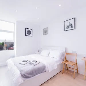 Quiet Cosy Bed & Breakfast Harrow