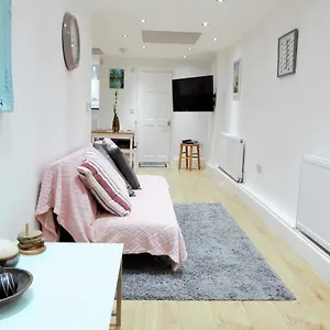 Newly Refurbished 2 Bedroom In The Heart Of Greenwich *