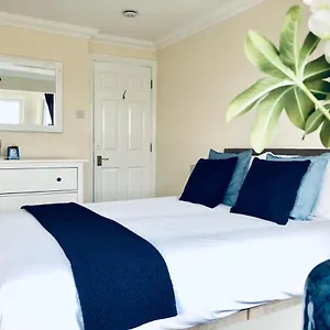 2 Bed 2 Bath Flat With Private Parking And 3 Min To Tube