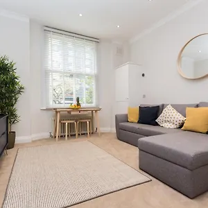 Apartment Caledonian - Bright One-bedroom With Private Decked Garden London