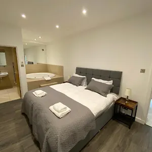 Aparthotel Kings Road With En-suite Bath *