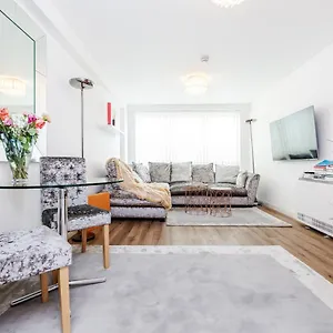 *spacious-modern One Bed Flat. Riverside Location* *