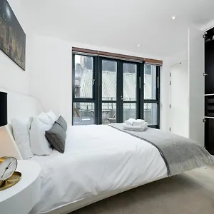 Spacious 2 Bedroom, 3 Beds 2,5 Bathroom, Trafalgar Square *