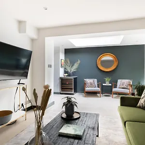 Apartment The Heart Of Shepherds Bush - Modern 2bdr With Garden London
