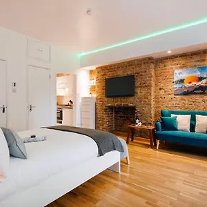 The Lovely Longridge Road Apartment London