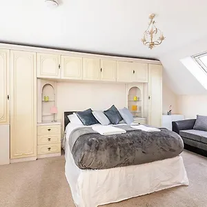 Longbridge House Holiday home *