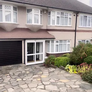 Bexleyhealth Town Center 5 Bedroom Luxurious Holiday home *