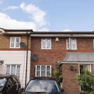 Modern & Spacious - Walk To Excel- Parking *