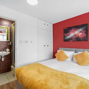Argyll Self-contained Studio With En-suite Near Heathrow Apartment