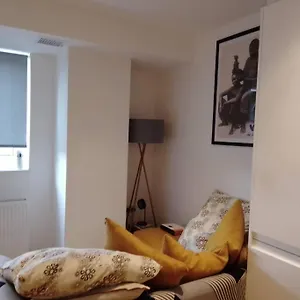 Whole 5 Mins To East Croydon & Concierge Apartment London
