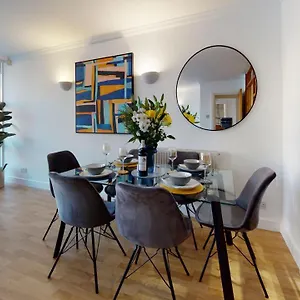 Docklands Riverside Superior 3 Bedroom Apartment By Delta Accomodation