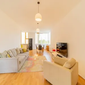 Pass The Keys - Spacious Flat, Royal Docks, Apartment