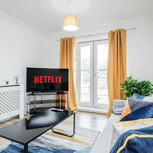 Bright And Cozy Two Bedroom Apartment