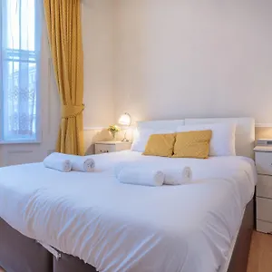Apartment Castletown House London