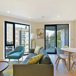 Stunning, Spacious With A Balcony Apartment London