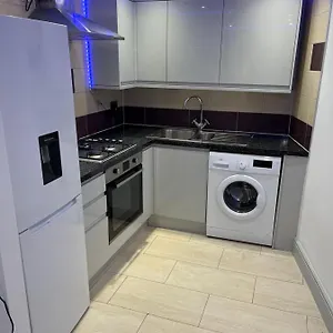 Cosy Serviced 1 Bedroom In *
