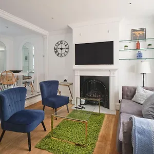 Stylish 3 Bedroom Town House