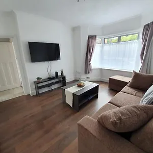 West Drayton Lovely 2-bedroom Ground Floor Flat With Garden Apartment