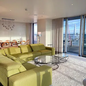 Homestay One Bedroom In Luxury On 30th Floor In Central With Breathtaking Skyline View Of Major Landmarks In *