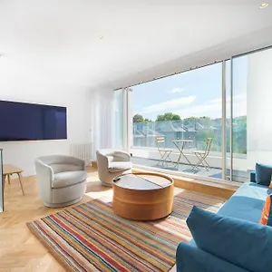 Stunning Two Bed Rh8 London
