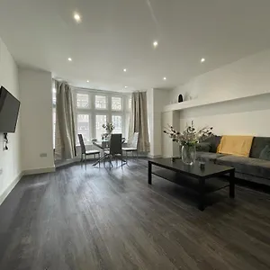 Apartment Star Finchley Road 3-bed Retreat *