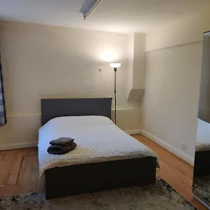 Apartment Cheerful 3 Bedroom House Just Across Tube Station *