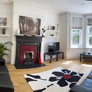 Hyde Park Mansion: Spacious 3-bedroom Balcony Retreat Apartment