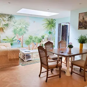 Apartment Spacious Refurbished Flat With A Garden Near Tube, Train, Thames And The Center