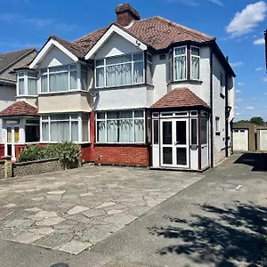 3 Bedroom House In Sutton Morden (Greater London)