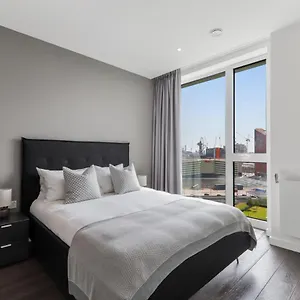 Ellie N Conys 3 Bedroom With 2 Bathrooms, An Ensuite, Kitchen And Balcony In Stratford Westfield Apartment *